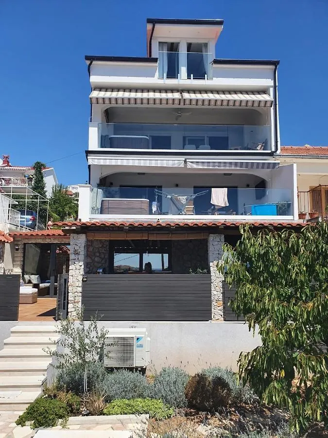 Paradiso Apartment With Private Jacuzzi And Terrace Trogir