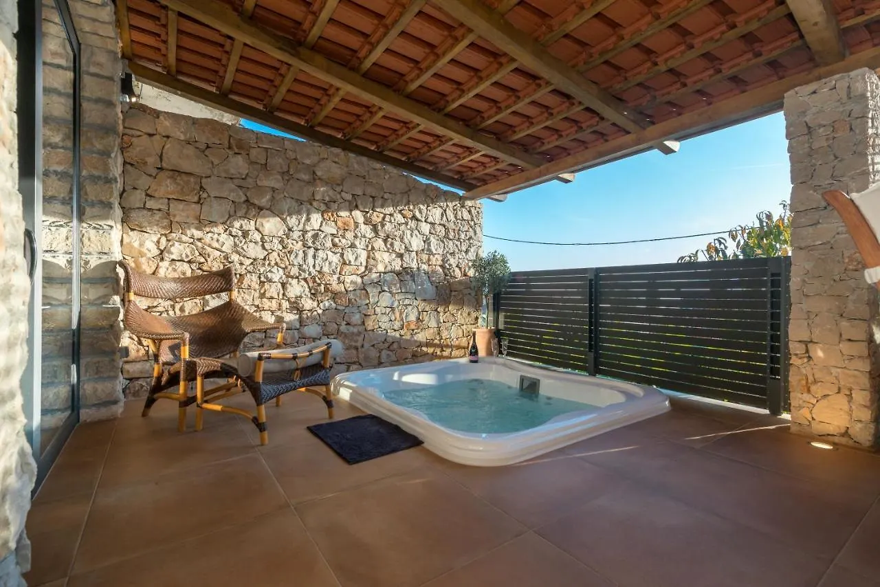 Paradiso Apartment With Private Jacuzzi And Terrace Trogir