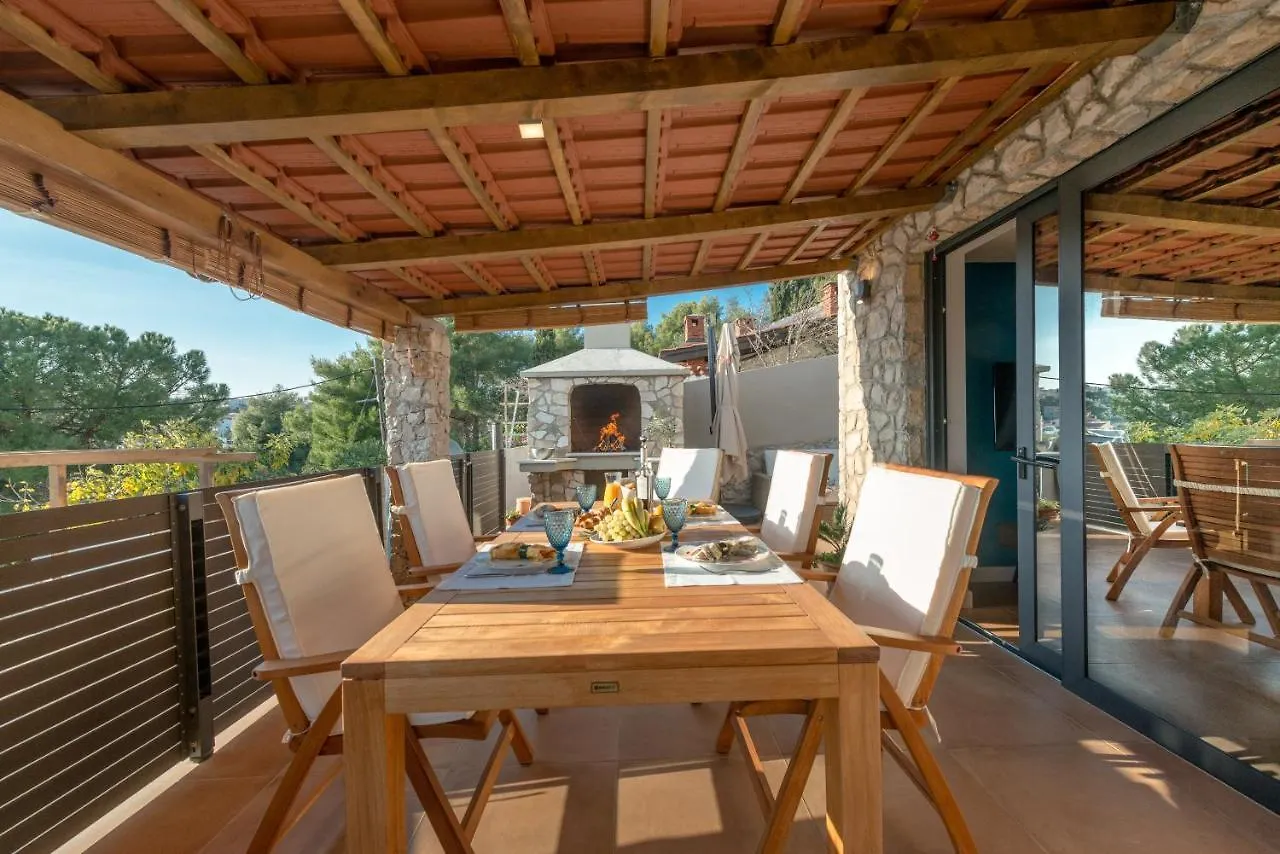 Paradiso Apartment With Private Jacuzzi And Terrace Trogir