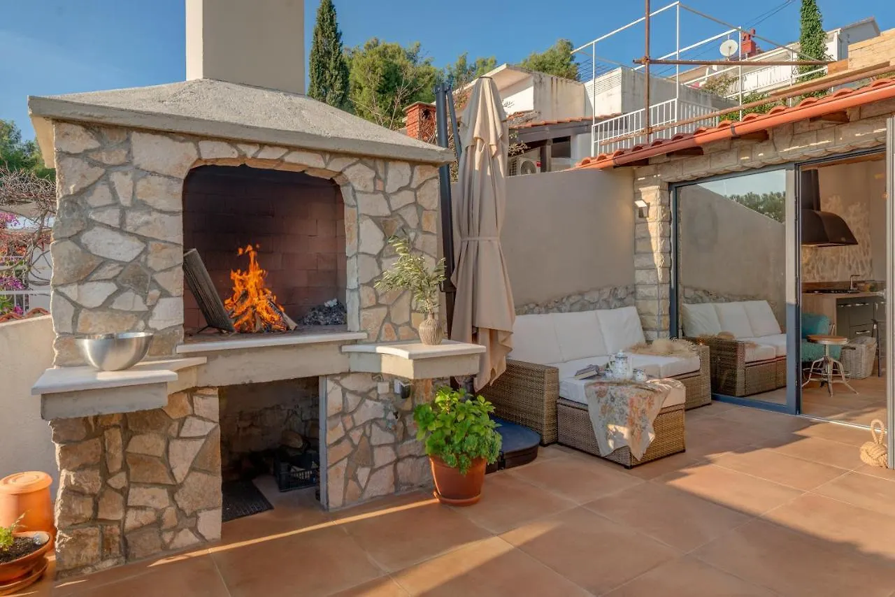 Paradiso Apartment With Private Jacuzzi And Terrace Trogir